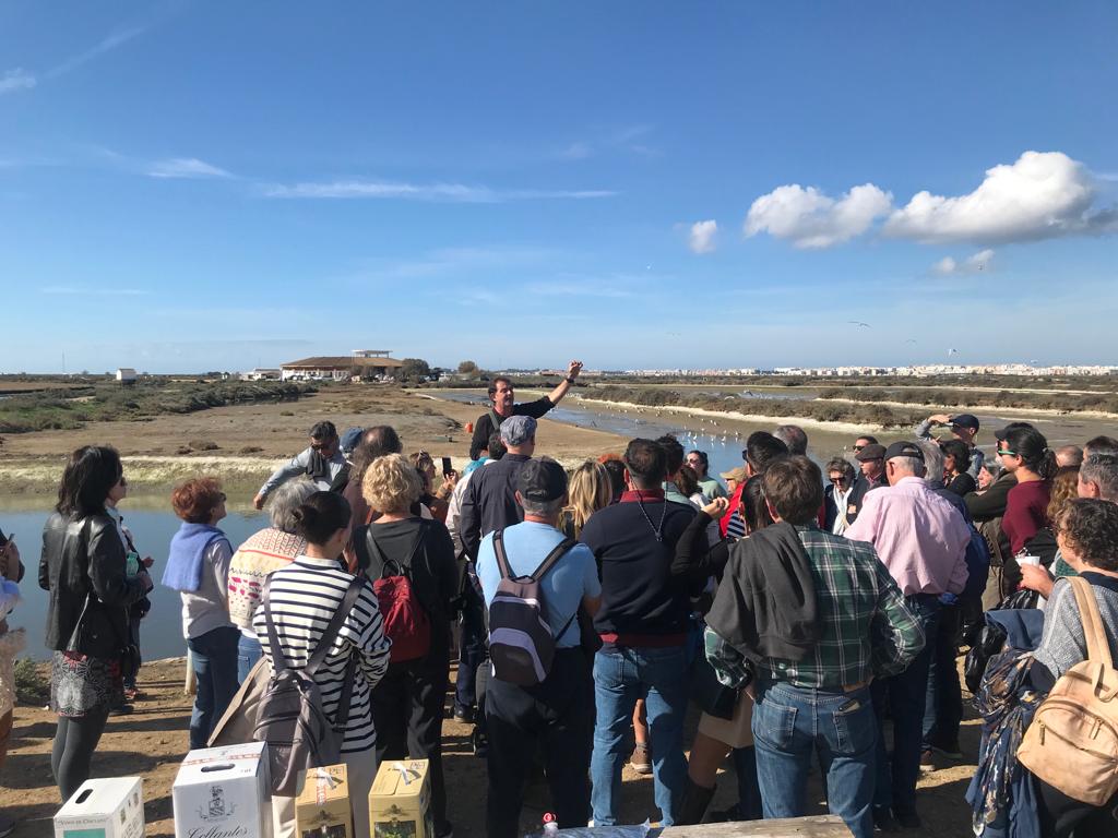 Grupo de visitantes conociendo la salina junto a su guía