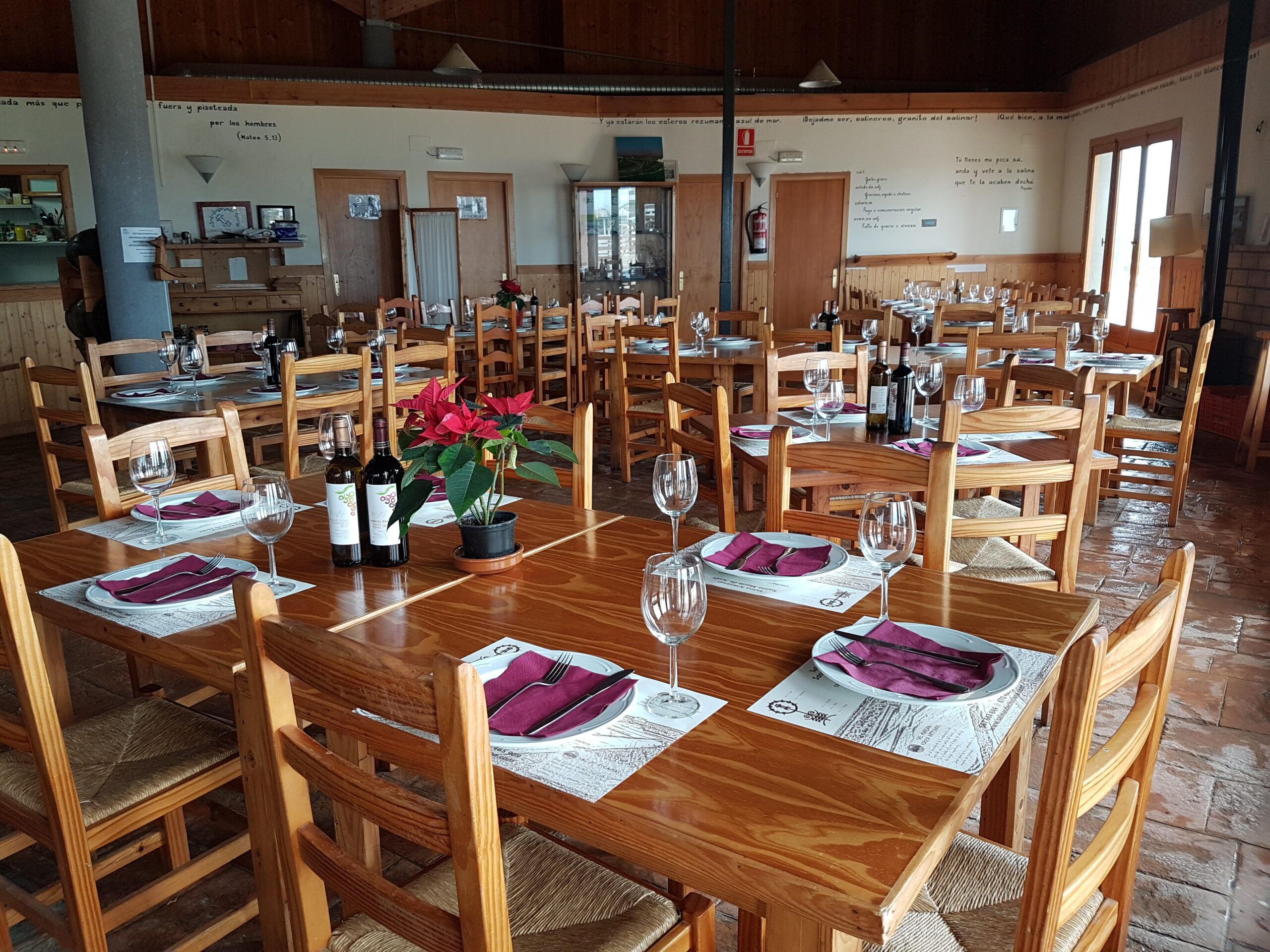 Mesas preparadas para el almuerzo en el restaurante de Salinas de Chiclana