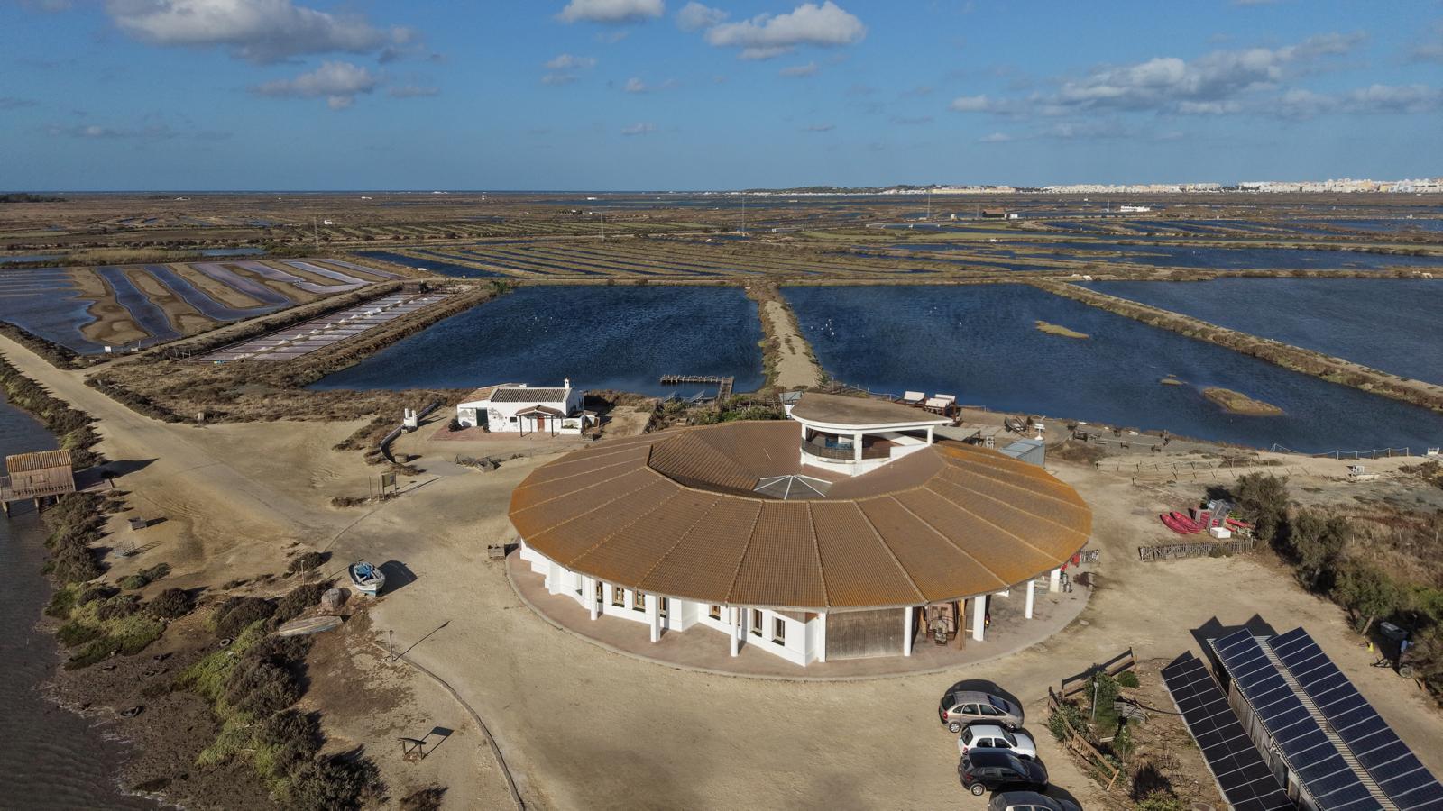 El restaurante y los esteros de Salinas de Chiclana vistos desde el aire